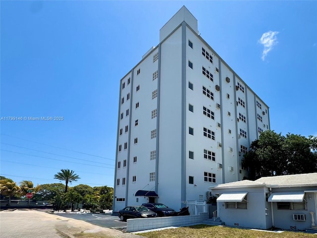 view of apartment building / complex
