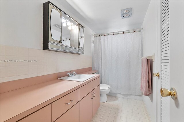 4800 Hillcrest Ln Unit 503, Hollywood, FL 33021 - full bath featuring vanity, tile patterned floors, and a shower with curtain