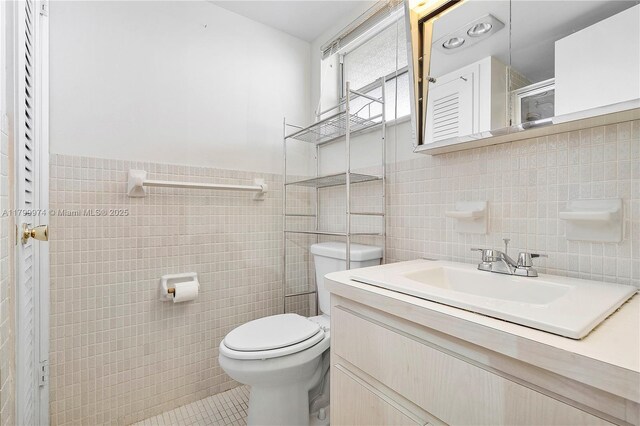 4800 Hillcrest Ln Unit 503, Hollywood, FL 33021 - bathroom featuring tile walls, vanity, and tile patterned floors