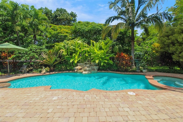 8345 SW 143rd St, Palmetto Bay, FL 33158 - view of pool featuring a pool with connected hot tub and a patio