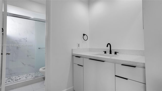 full bathroom with a marble finish shower, toilet, vanity, and baseboards