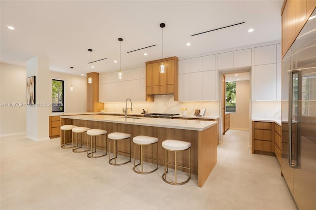 2905 Washington St, Miami, FL 33133 - kitchen with modern cabinets, a sink, decorative backsplash, a kitchen bar, and recessed lighting