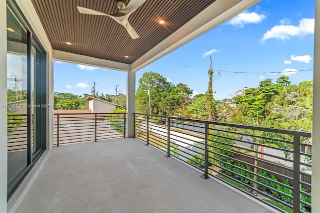 balcony featuring ceiling fan
