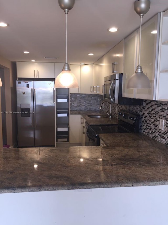 13499 Biscayne Blvd Unit 713, North Miami, FL 33181 - kitchen featuring stainless steel appliances, a sink, tasteful backsplash, white cabinetry, and recessed lighting