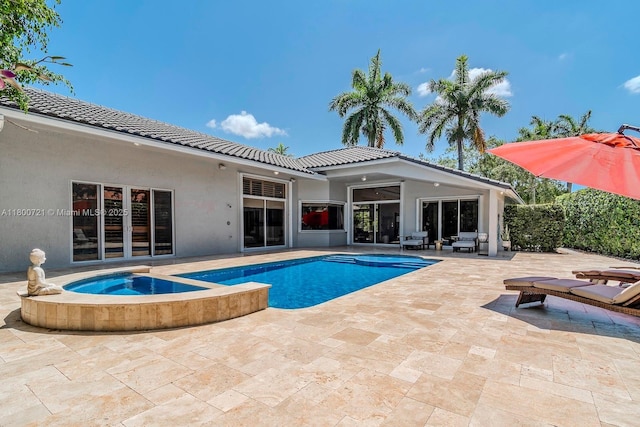 218 Egret Ct, Weston, FL 33327 - swimming pool with an in-ground hot tub and a patio area