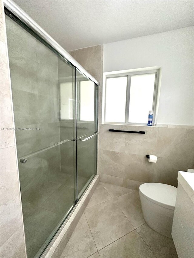 10361 NE 4th Ave, Miami Shores, FL 33138 - full bath featuring tile walls, toilet, tile patterned flooring, and a stall shower