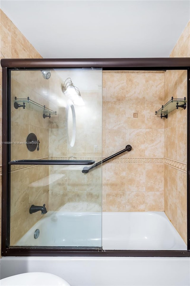 bathroom with enclosed tub / shower combo