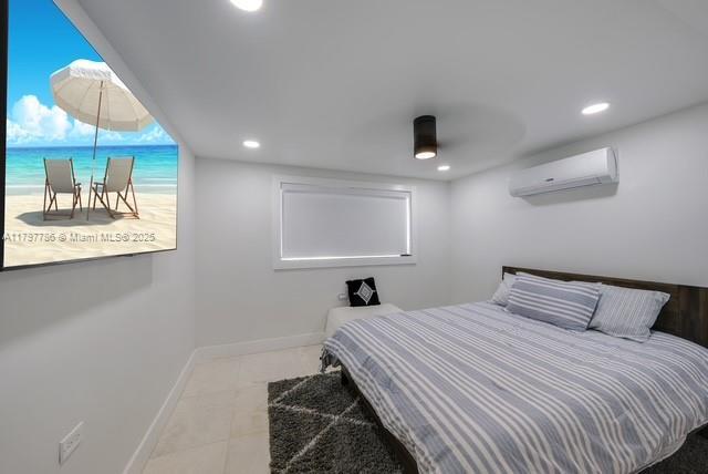 bedroom with a wall unit AC, recessed lighting, baseboards, and a ceiling fan