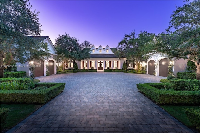 view of front of home with curved driveway and stucco siding