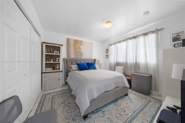 569 SW 4th St, Miami, FL 33130 - tiled bedroom with a closet