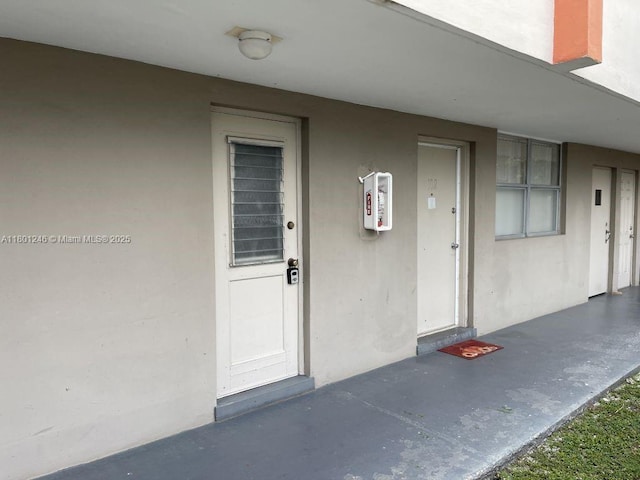 entrance to property with stucco siding