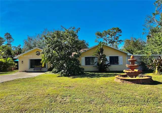 view of front facade featuring a front lawn