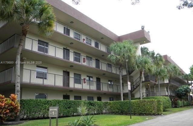 view of apartment building / complex