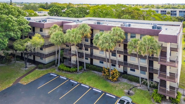bird's eye view of apartment complex / building