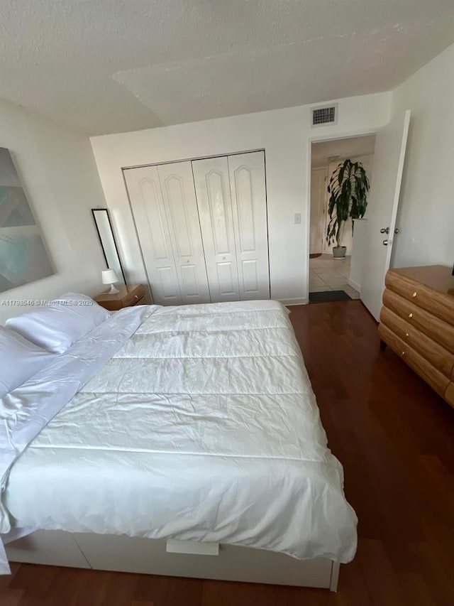 4632 NW 97th Pl Unit 262, Doral, FL 33178 - bedroom with wood finished floors, a closet, and a textured ceiling