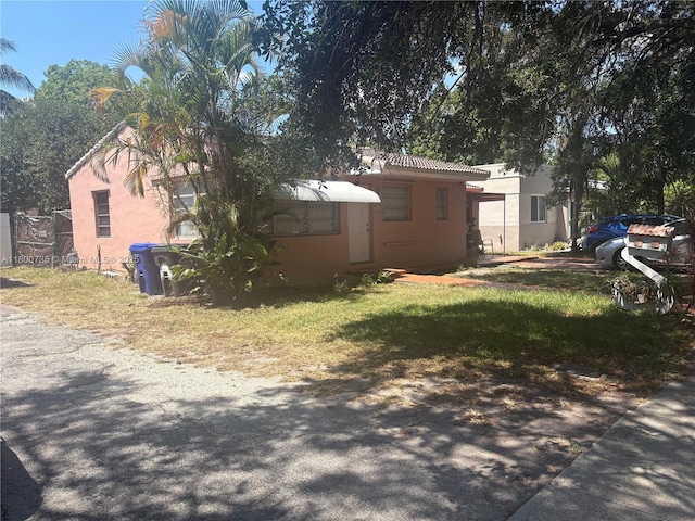 2530 Washington St, Hollywood, FL 33020 - view of side of property with stucco siding and a tiled roof