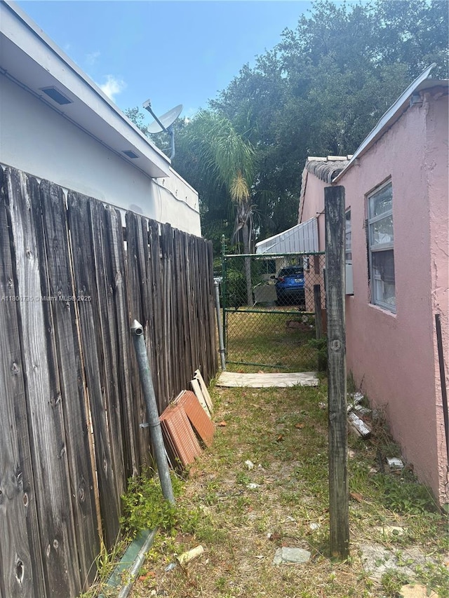 2530 Washington St, Hollywood, FL 33020 - view of yard with fence