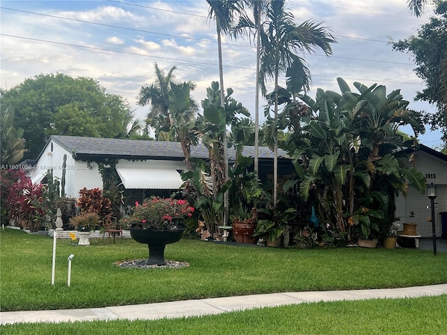 view of front facade featuring a front lawn