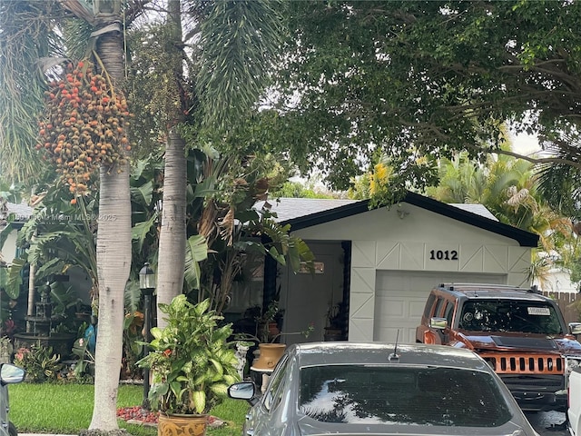 view of front facade featuring a garage
