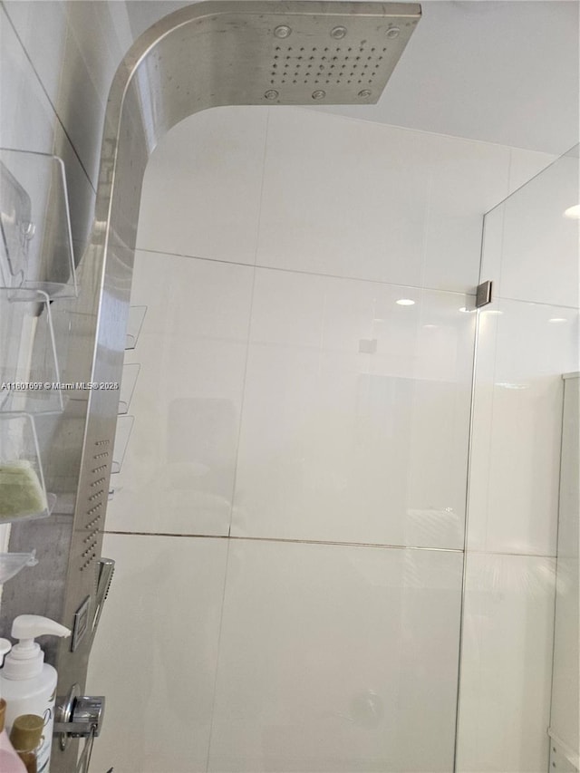 619 NE 14th Ave Unit 106, Hallandale Beach, FL 33009 - bathroom view of tiled shower and arched walkways