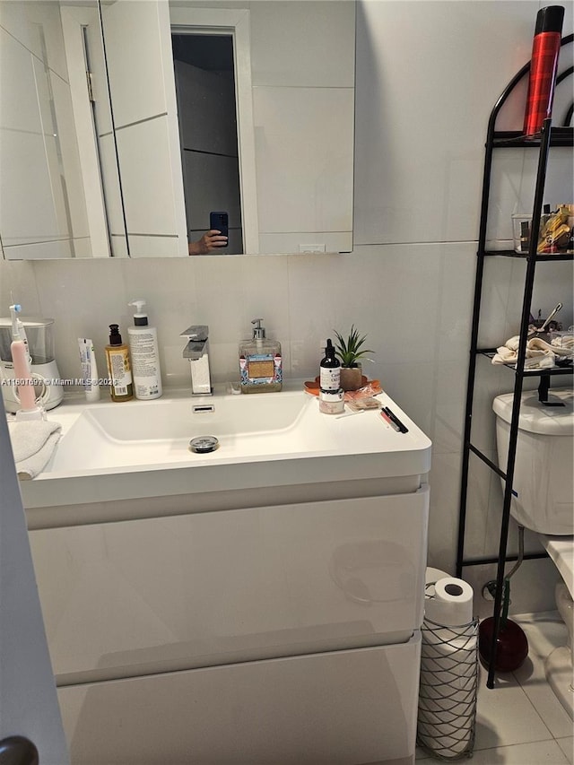 619 NE 14th Ave Unit 106, Hallandale Beach, FL 33009 - bathroom with vanity, toilet, and tile patterned floors