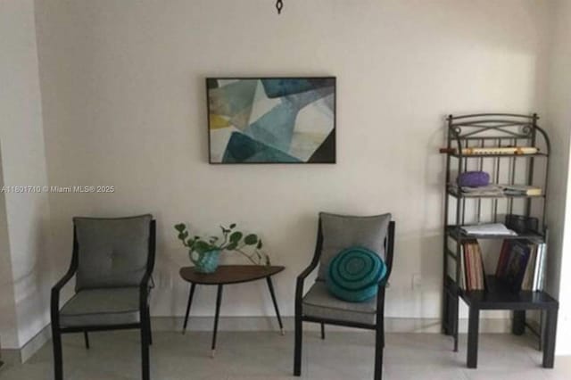 314 SE 4th St, Dania Beach, FL 33004 - sitting room with baseboards