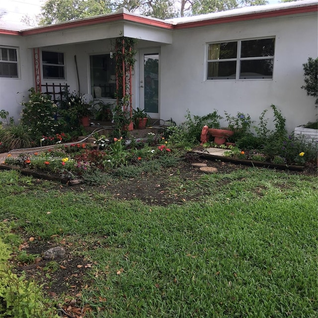 327 SE 2nd Ave, Dania Beach, FL 33004 - view of front of property featuring stucco siding and a front lawn