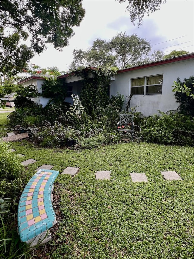 327 SE 2nd Ave, Dania Beach, FL 33004 - view of green lawn