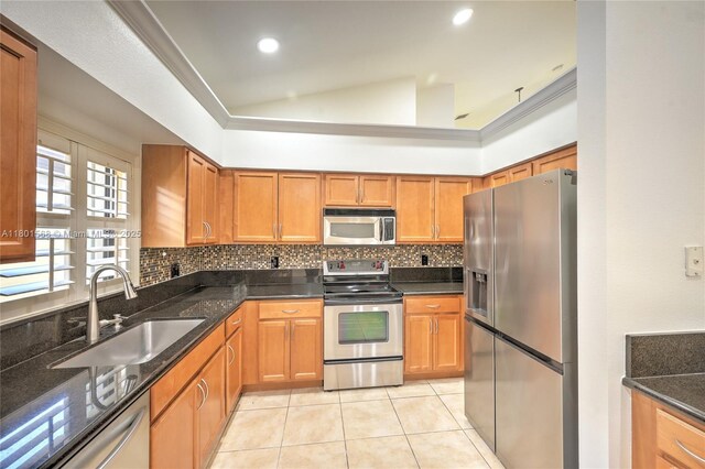 4940 Gateway Gardens Dr, Boynton Beach, FL 33436 - kitchen with appliances with stainless steel finishes, a sink, backsplash, light tile patterned flooring, and vaulted ceiling