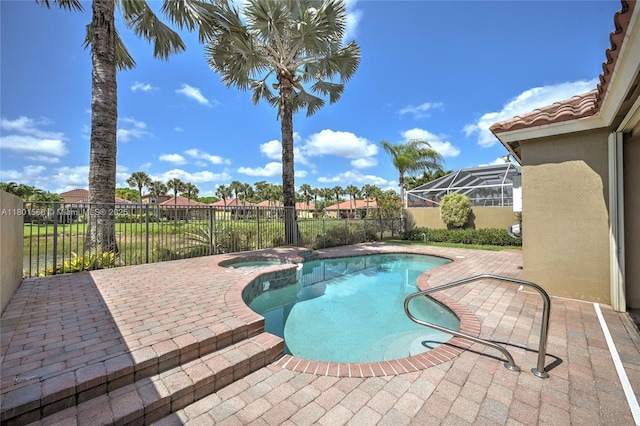 4940 Gateway Gardens Dr, Boynton Beach, FL 33436 - view of pool featuring fence, a patio, and a pool with connected hot tub