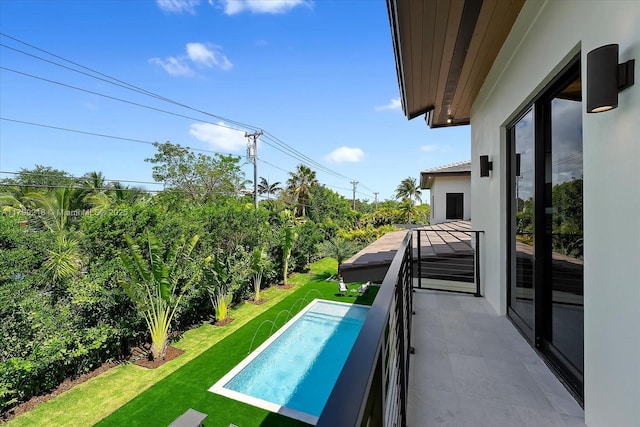 view of swimming pool featuring a lawn