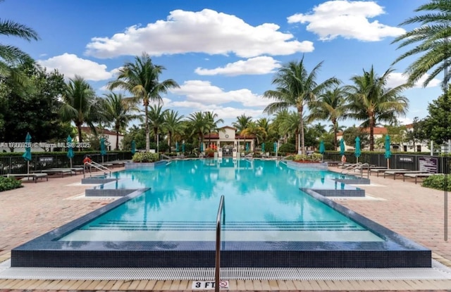 15400 SW 176th Ln, Miami, FL 33187 - community pool with a patio area