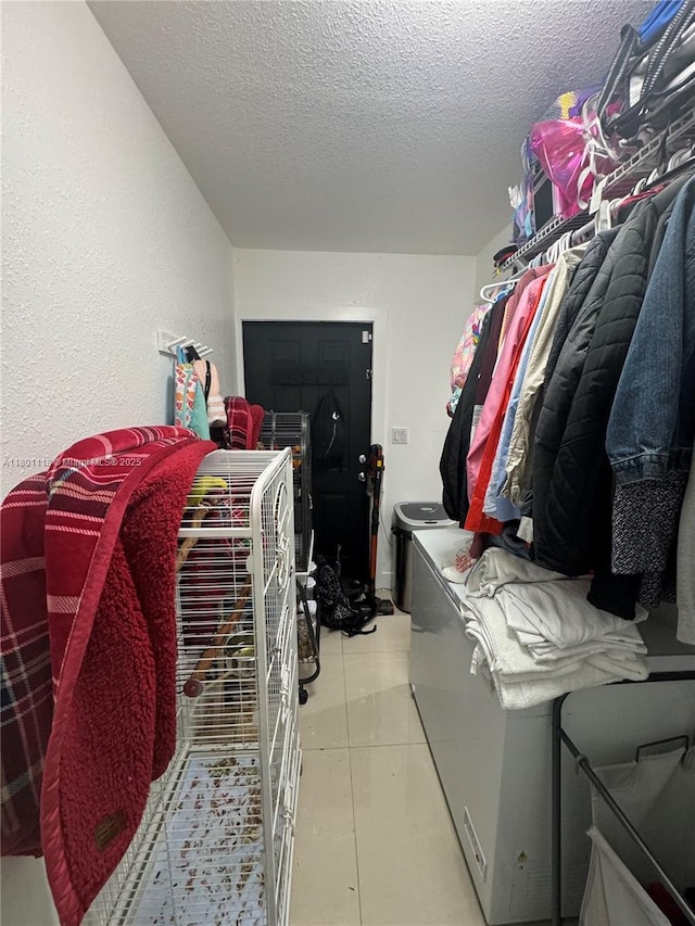 8098 NW 99th Ter, Hialeah Gardens, FL 33016 - laundry room featuring washing machine and dryer, a textured ceiling, and a textured wall