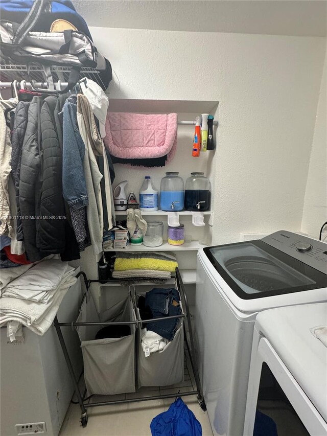 8098 NW 99th Ter, Hialeah Gardens, FL 33016 - laundry area featuring independent washer and dryer