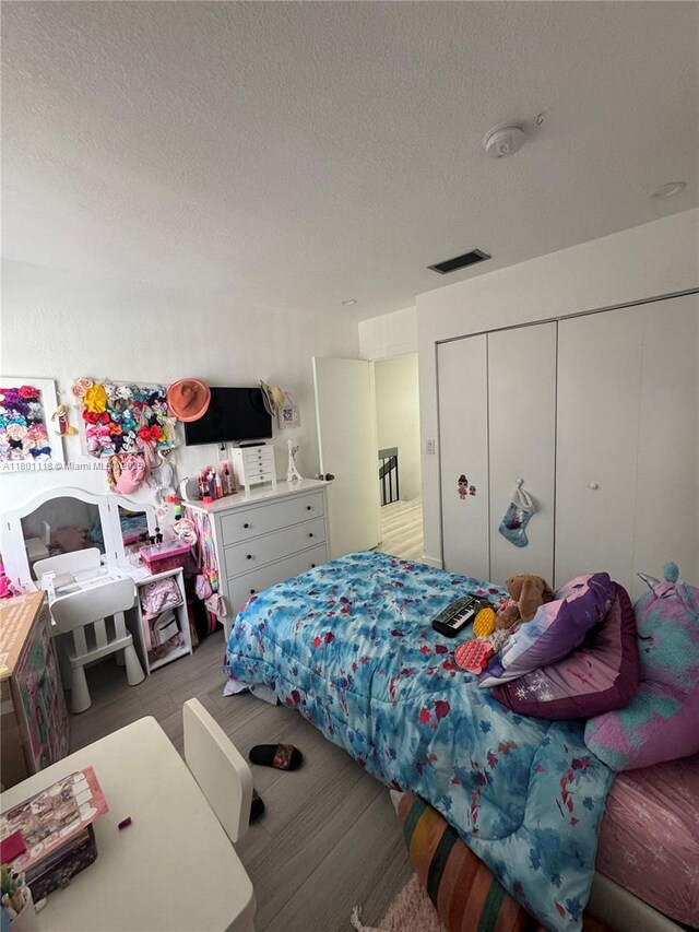 8098 NW 99th Ter, Hialeah Gardens, FL 33016 - bedroom featuring a textured ceiling and a closet