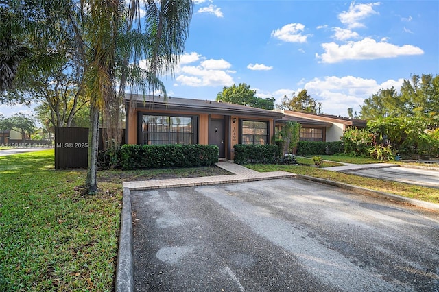 10300 Laurel Ct, Pembroke Pines, FL 33026 - ranch-style home featuring a front lawn