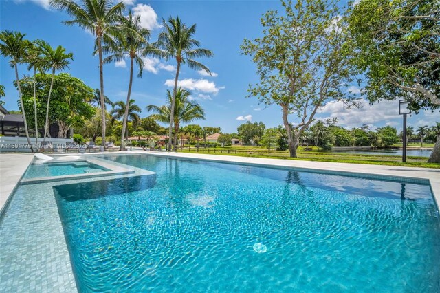 4430 Casper Ct, Hollywood, FL 33021 - swimming pool with an in-ground hot tub