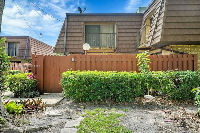 1458 N Lawnwood Cir Unit 24, Fort Pierce, FL 34950 - view of side of property with mansard roof and fence
