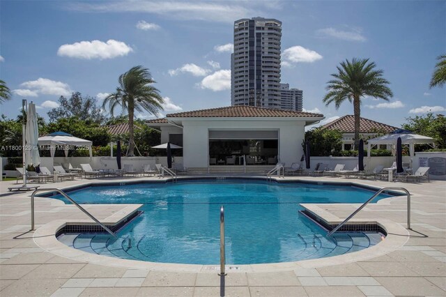 2600 Island Blvd Unit 2603, Aventura, FL 33160 - community pool with a patio and fence