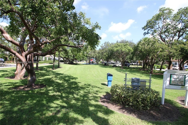 804 SE 10th St, Fort Lauderdale, FL 33316 - view of community featuring a lawn