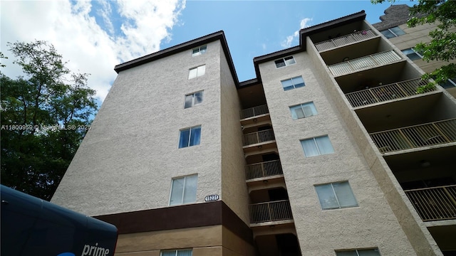 view of apartment building / complex