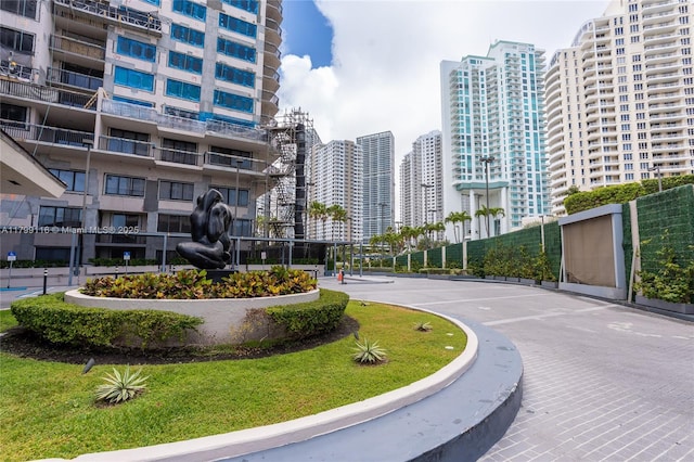 surrounding community featuring a view of city