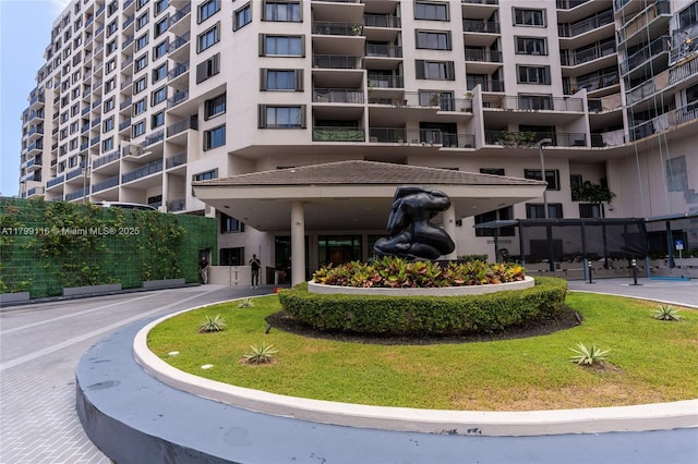 view of apartment building / complex