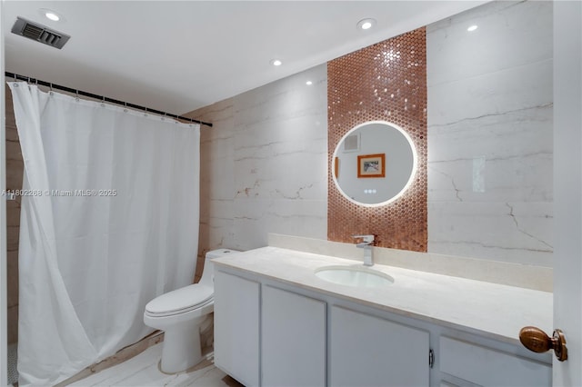full bathroom featuring tile walls, vanity, toilet, recessed lighting, and a shower with shower curtain