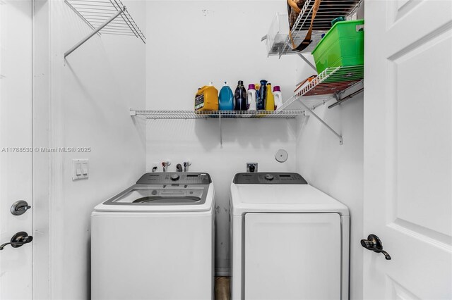 2819 Augusta Ln, Homestead, FL 33035 - laundry room with washing machine and dryer