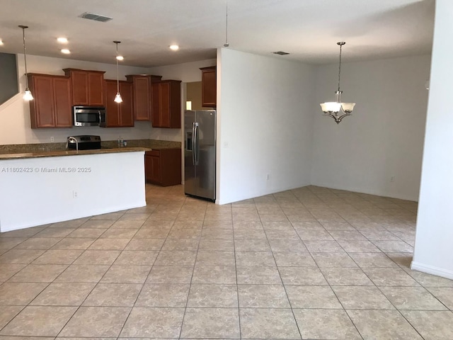 3319 Rodrick Cir, Orlando, FL 32824 - kitchen featuring stainless steel appliances, dark countertops, hanging light fixtures, a chandelier, and recessed lighting