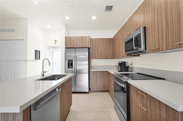 8301 NW 41st St Unit B-303, Doral, FL 33166 - kitchen featuring stainless steel appliances, a sink, modern cabinets, light countertops, and an island with sink