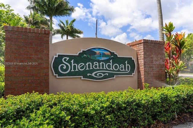 view of community / neighborhood sign