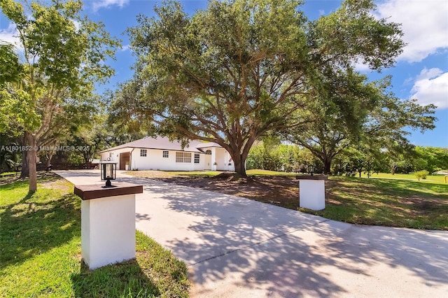 5530 SW 195th Ter, Southwest Ranches, FL 33332 - view of front of property featuring concrete driveway and a front yard