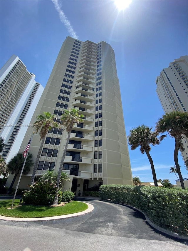 view of apartment building / complex